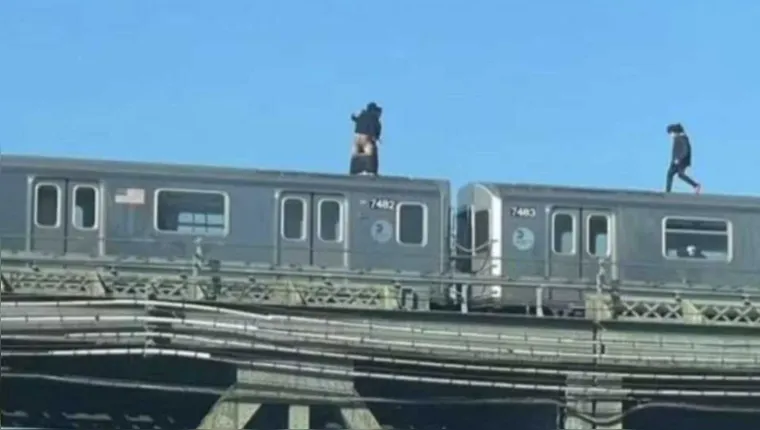 Imagem ilustrativa da notícia Alto risco! Casal é visto fazendo sexo em cima de um trem