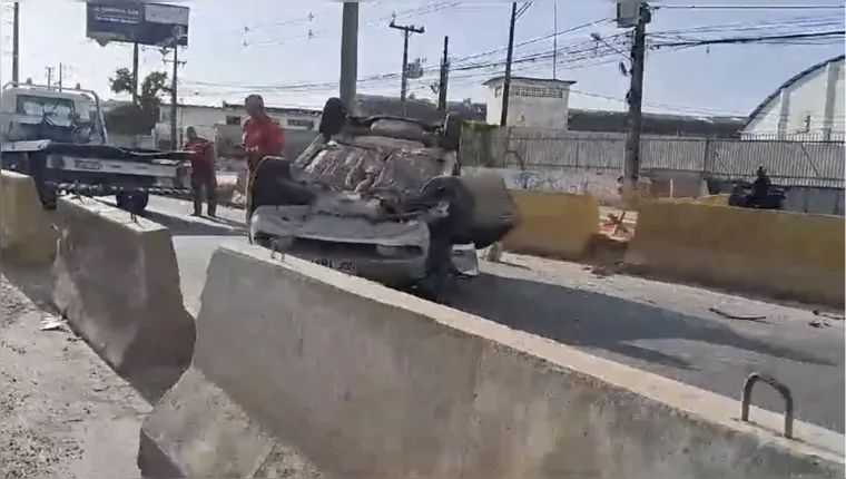 Imagem ilustrativa da notícia Vídeo: carro de passeio capota na BR-316 neste domingo