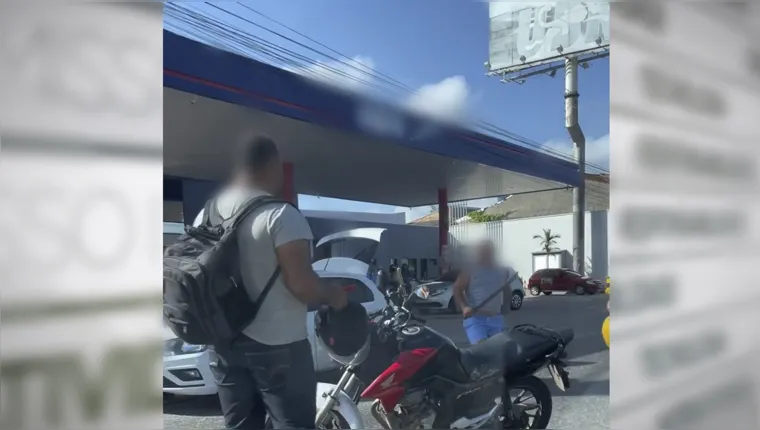 Imagem ilustrativa da notícia Vídeo: Homem puxa terçado durante briga no trânsito 