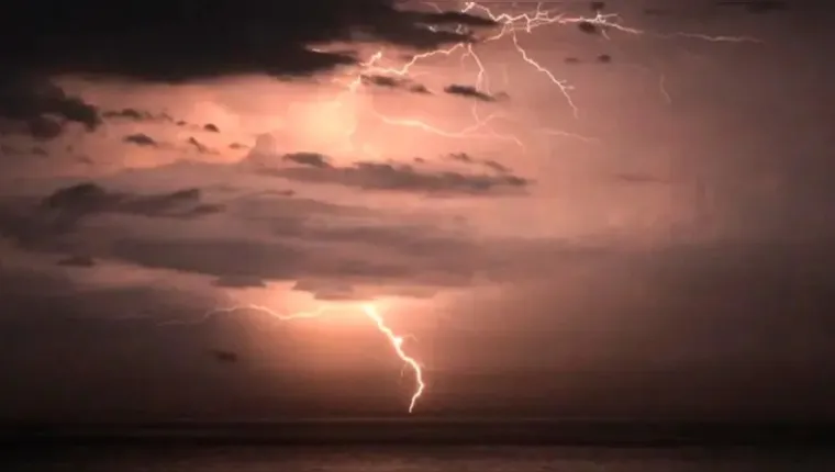 Imagem ilustrativa da notícia Saiba como se proteger de raios em dias de chuva