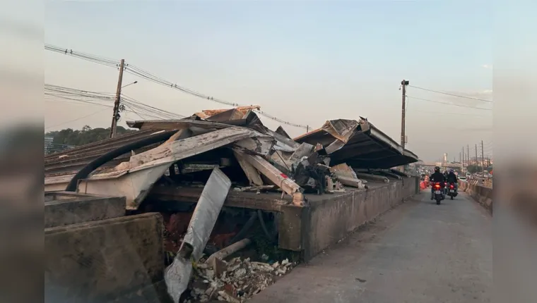 Imagem ilustrativa da notícia Carreta atinge e destrói estrutura do BRT em Ananindeua