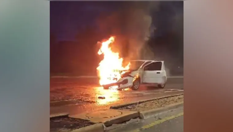 Imagem ilustrativa da notícia Carro pega fogo na  avenida João Paulo II. Veja o vídeo