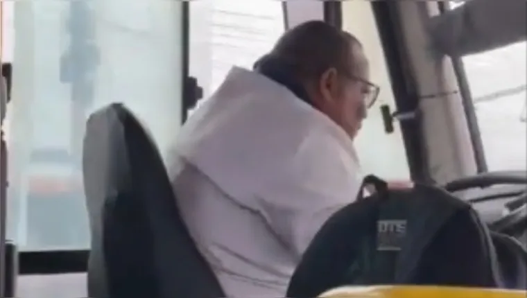 Imagem ilustrativa da notícia Vídeo: motorista de ônibus acelera em meio a tiroteio no Rio