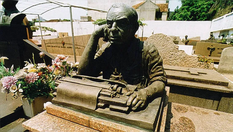 Imagem ilustrativa da notícia Estátua de Nelson Rodrigues é furtada em cemitério do RJ