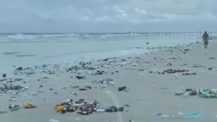 Imagem ilustrativa da notícia Vídeo: praia do Atalaia amanhece suja de lixo após Réveillon