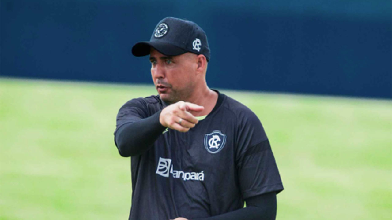 torsion!  Fine keeps Ricardo Catala at Clube do Remo • DOL
