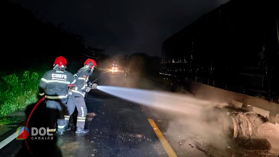 Vídeo: carreta pega fogo após pneu estourar na BR-153 