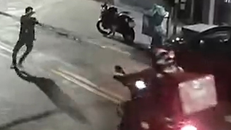 Vídeo: casal de entregadores tem a moto levada em Belém