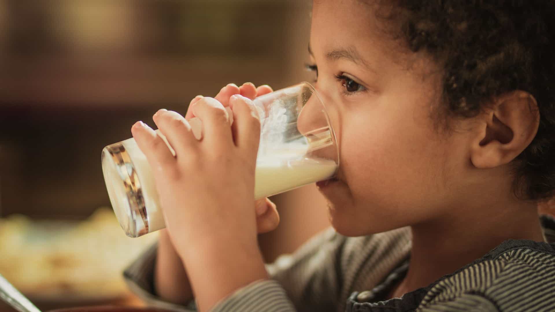 Alergia à proteína do leite é diferente de intolerância a lactose.