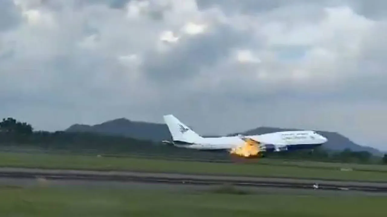 O motor de um Boeing 747-400 pega fogo no aeroporto da Indonésia