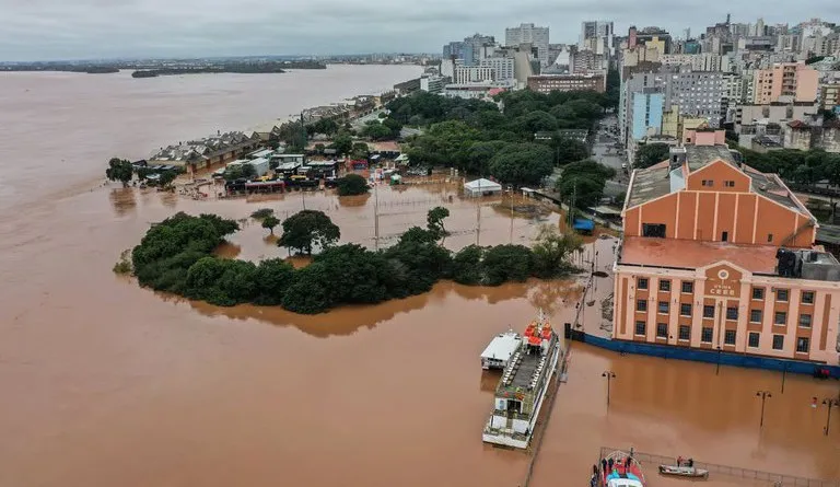 Rio Guaíba após chuvas intensas na região da Usina do Gasômetro, cartão-postal de Porto Alegre
