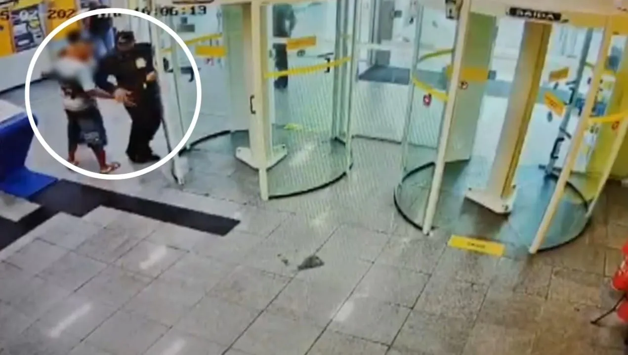 Frame do vídeo mostra o exato momento em que o adolescente tira a arma do vigilante