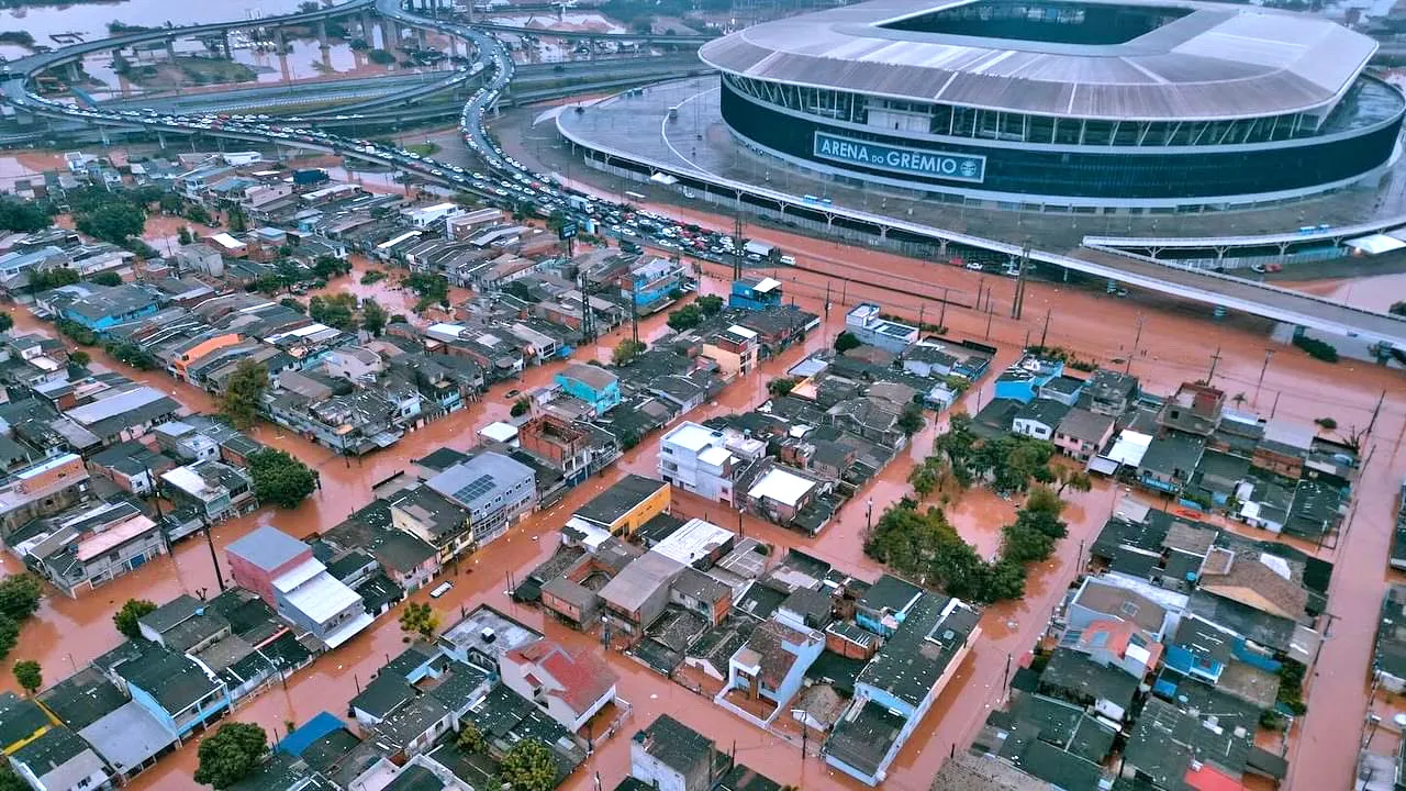 Enchentes atingiram os estádios de Grêmio e Inter. Cidade toda está debaixo d'água