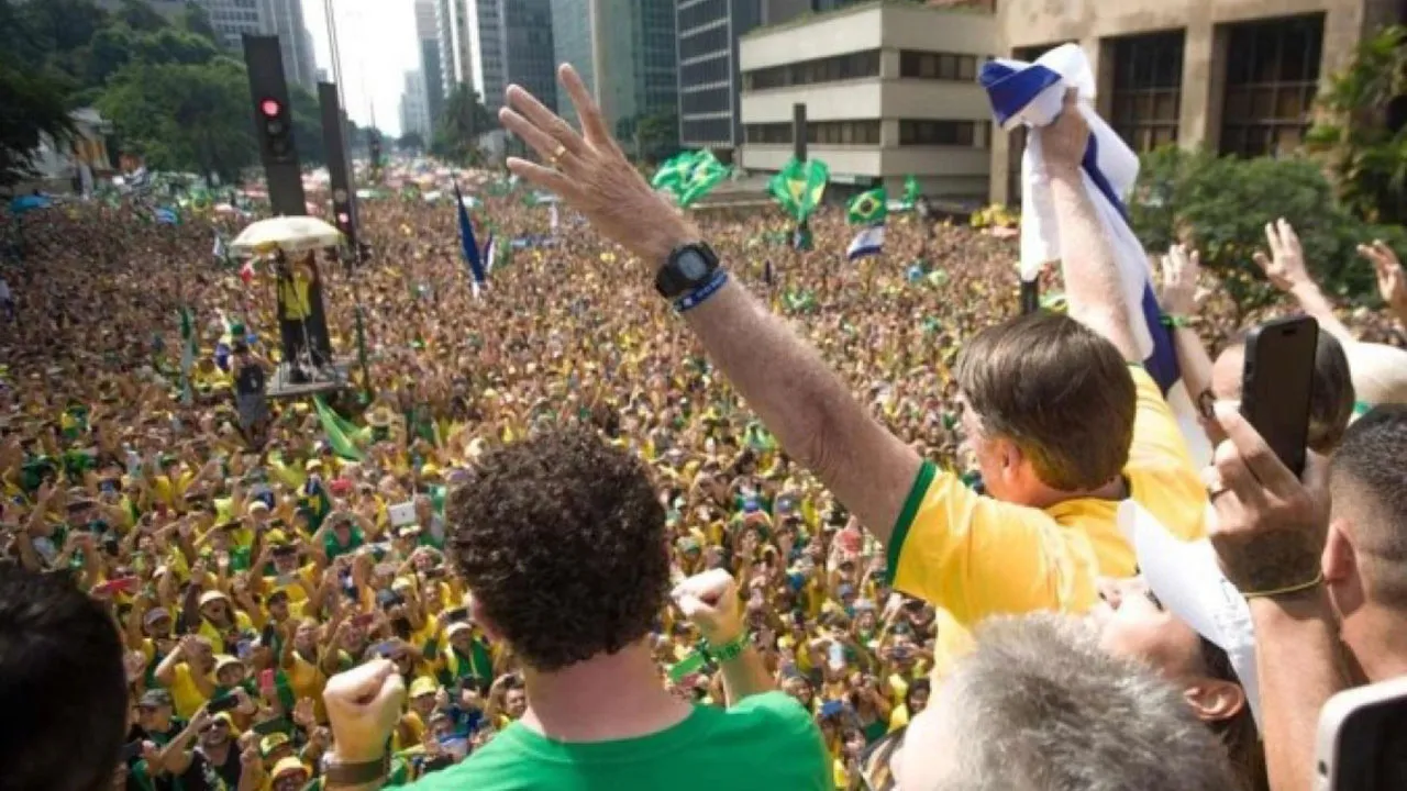 O ex-presidente Bolsonaro, em ato em Copacabana, no Rio de Janeiro