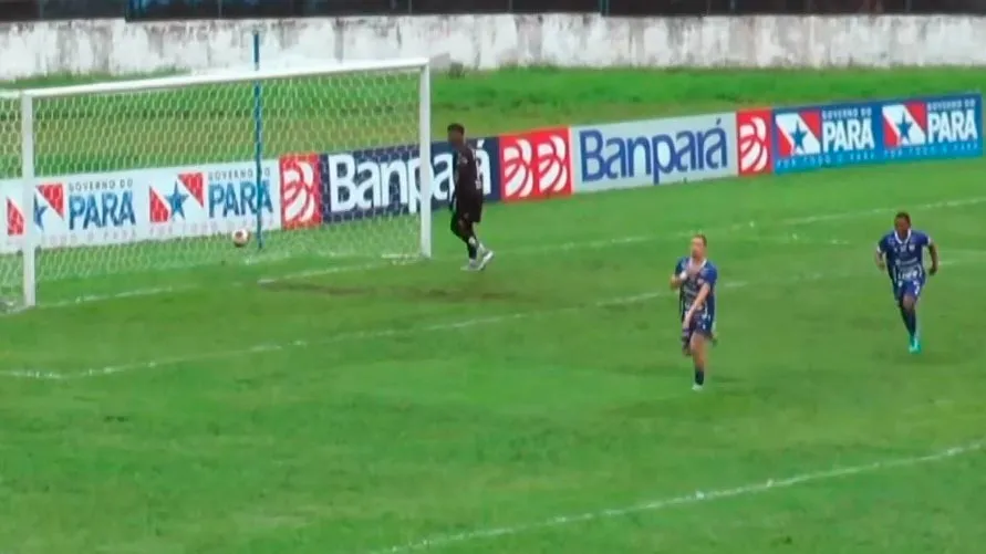 Momento do gol de Braga, cosolidando a vitória do Azulão marabaense