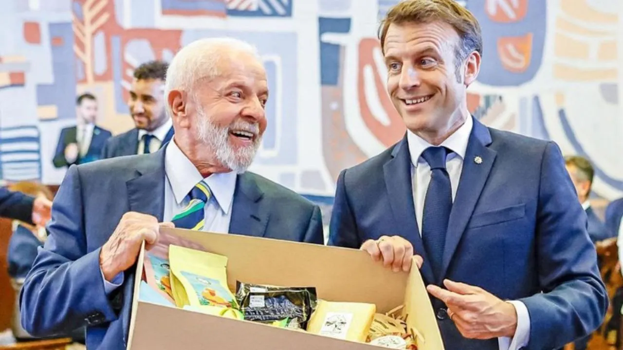 Lula presenteando o presidente Emmanuel Macron com cinco dos melhores e mais premiados queijos brasileiros, entre eles, o queijo do Marajó.