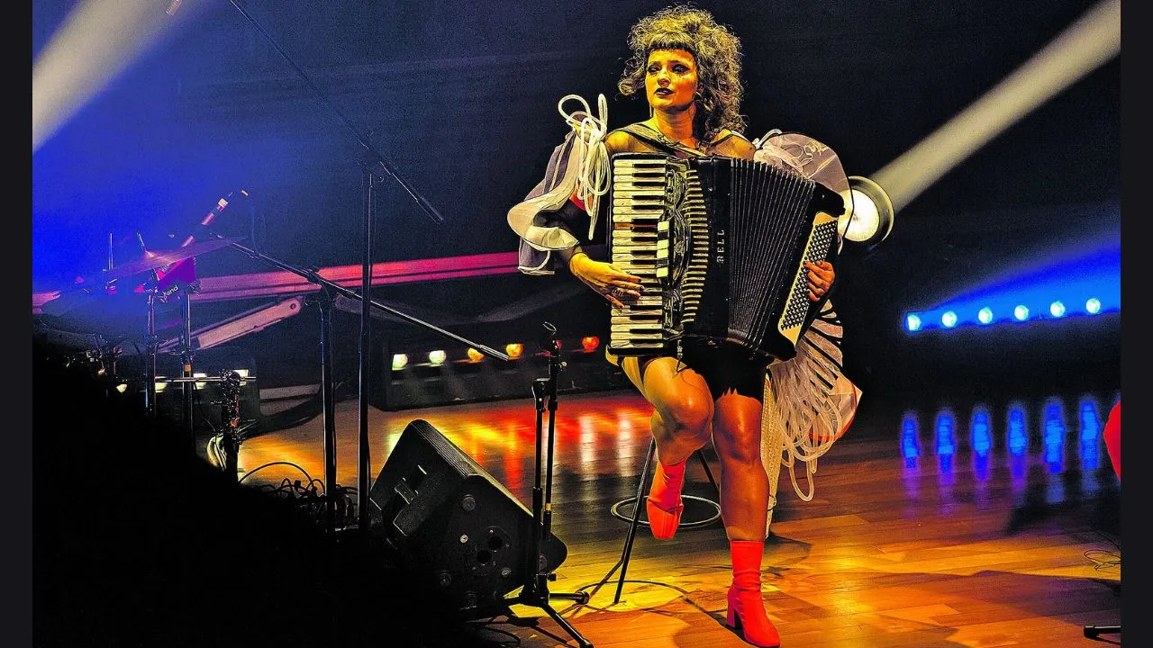 A baiana Lívia Mattos faz show pautado nas potencialidades do acordeon.