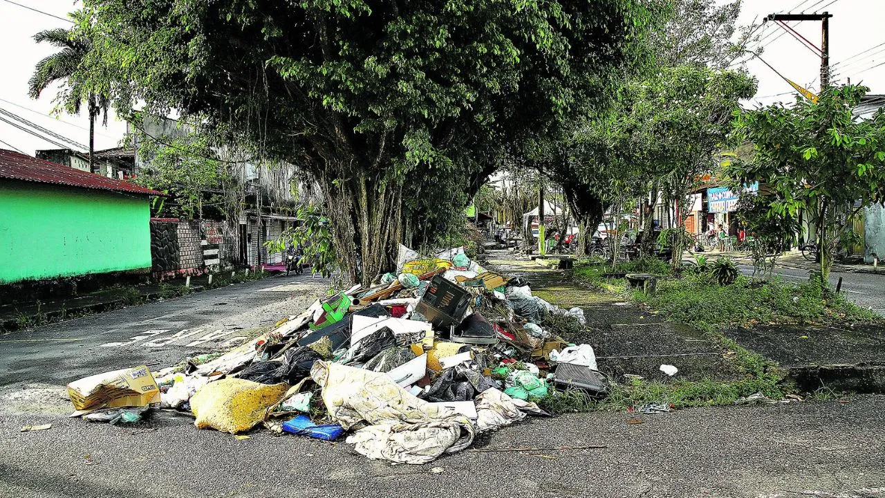 Apesar do aumento no valor do IPTU, lixo fica acumulado em várias ruas de Ananindeua. Ao lado, o advogado Luciano Ferreira