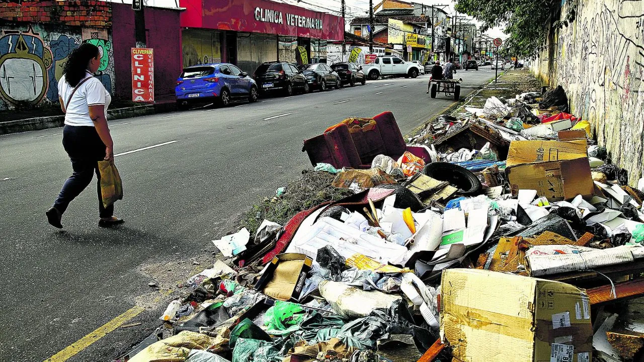 Enquanto prefeitura justifica aumento com imposto sobre coleta, lixo se acumula pelas ruas
