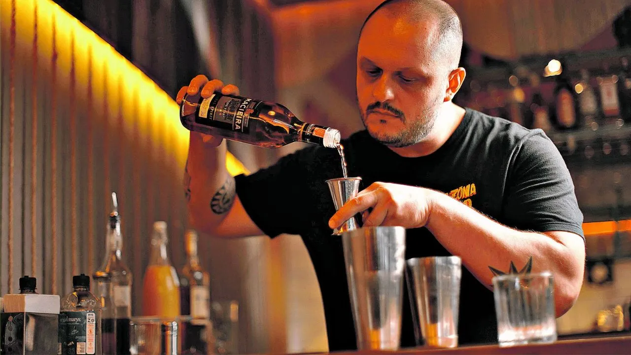 O Muamba Bar, em Belém voltado para drinques é um dos bares destacados no episódio da estrela.