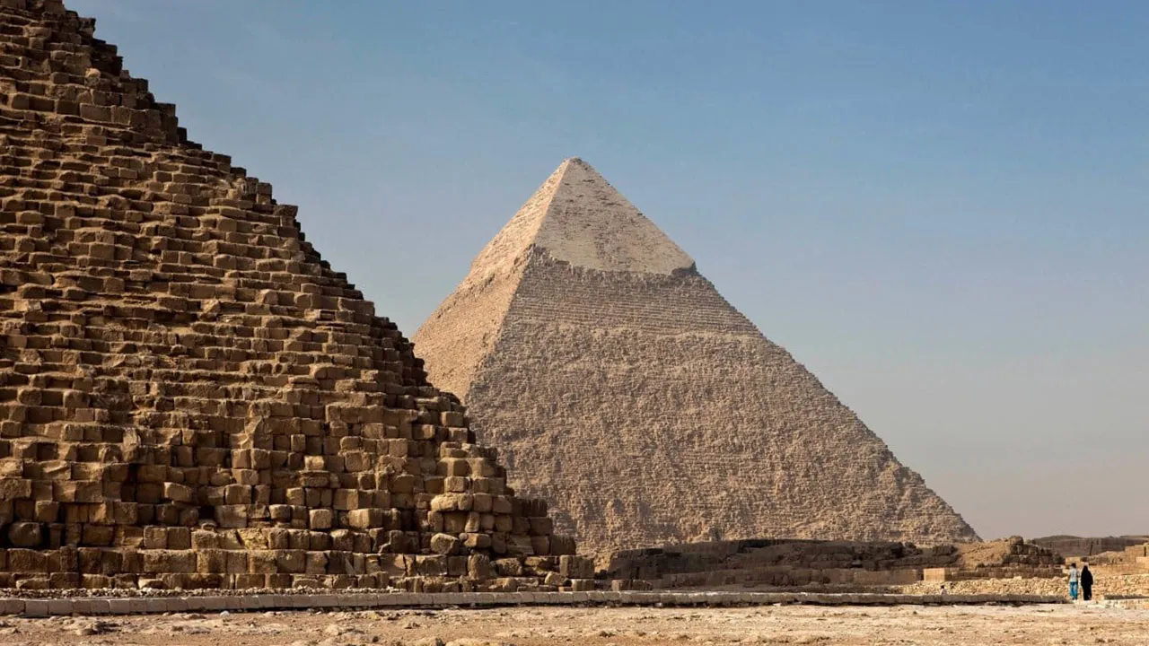 Em primeiro plano, a pirâmide de Quéops. Ao fundo, a de Gizé.