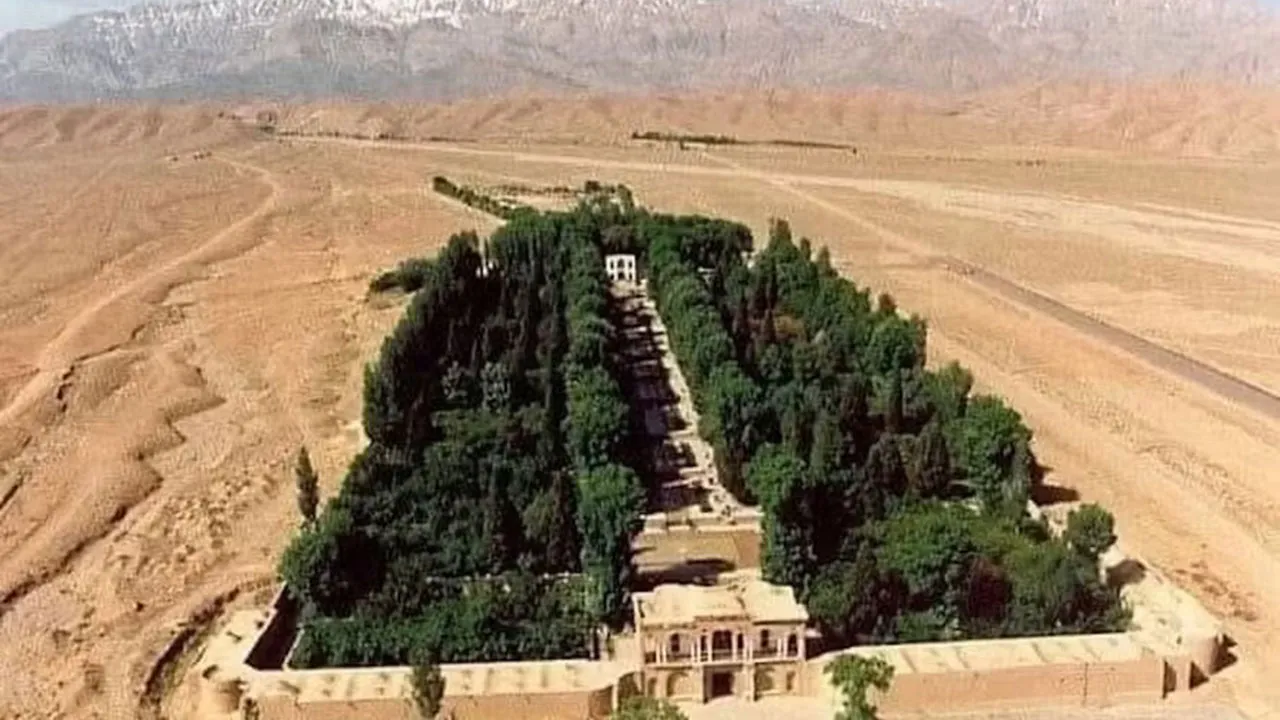 O Jardim Shazdeh parece uma miragem entre a paisagem árida do deserto no Irã
