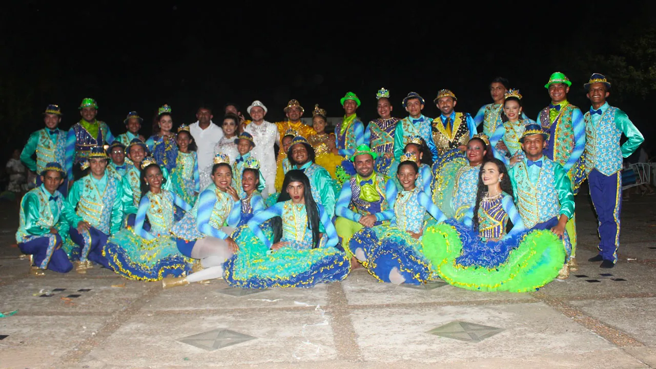 Quadrilhas juninas tradicionais da região fazem a abertura do festejo