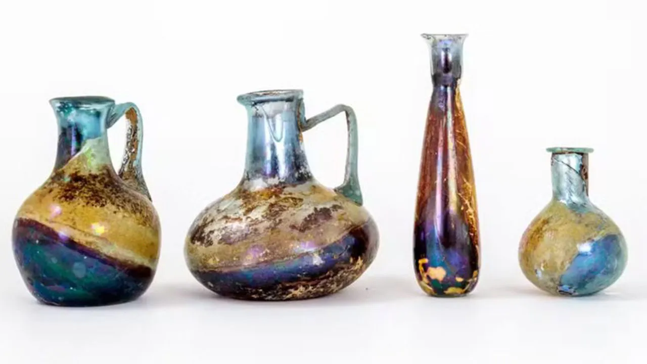 Vasos de vidro foram encontrados durante as obras para a construção de um conjunto habitacional na localidade de Nimes, na França.