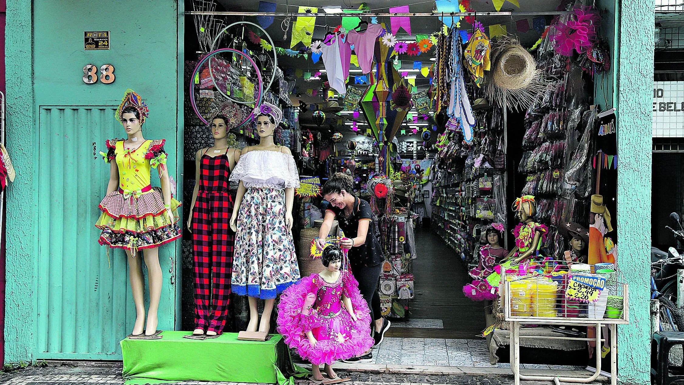 Vitrine de lojas em Belém remete ao São João para atrair clientes, com fantasias e adereços