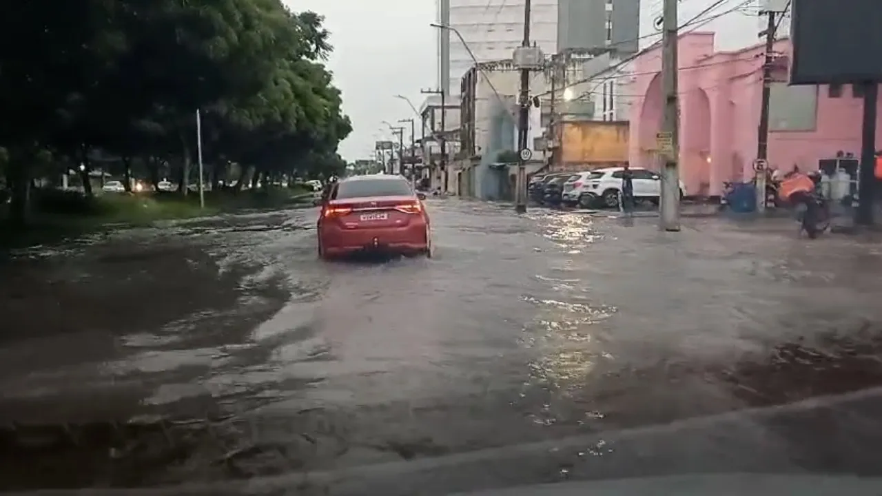 A chuva alagou muitas ruas de Belém.