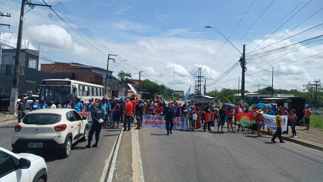 Protesto de , entidades sindicais, comandos de greve e movimentos estudantis