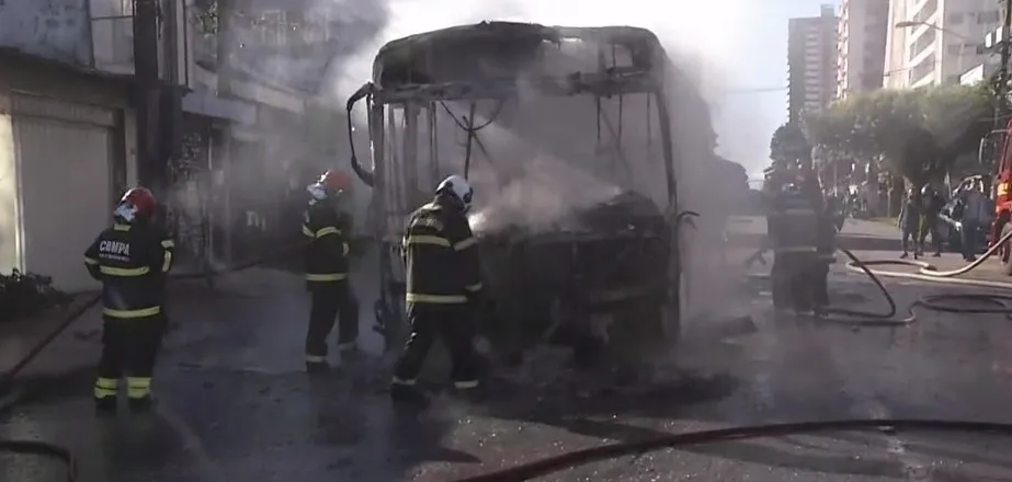 Bombeiros agiram rápido para conter o fogo no ônibus.