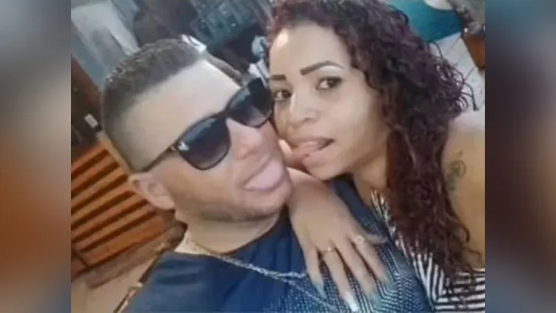 Daiane também ela tirou uma foto do pênis do companheiro em suas mãos e postou no grupo da família de Gilberto no WhatsApp