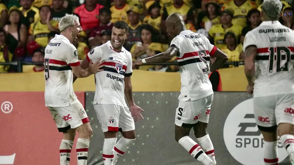 Calleri, Alisson, Arboleda e Luciano comemoram gol do São Paulo sobre o Barcelona de Guayaquil, na estreia do técnido Luis Zubeldía, em abril.