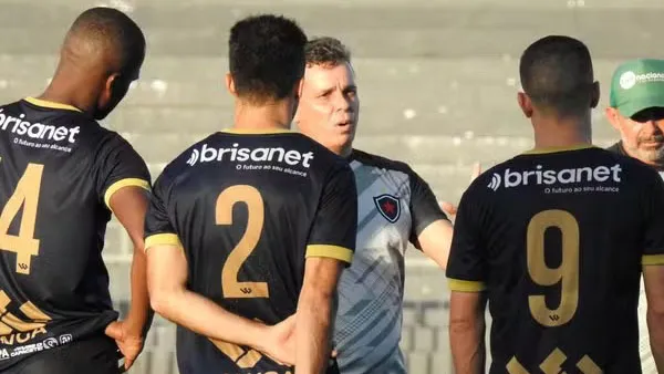 Responsável por definir dispensados, o técnico Evaristo Piza orienta jogadores do Botafogo-PB durante treino no Almeidão.