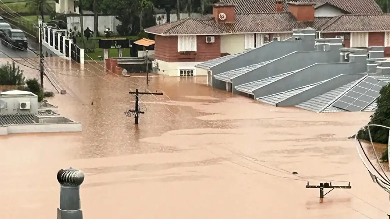 Número de mortos nas enchentes do Rio Grade do Sul subiu para 83.