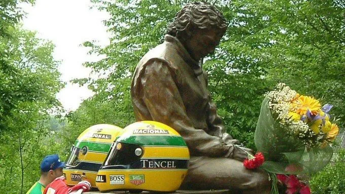 Estátua de Ayrton Senna, em Ímola, recebe homenagens de fãs de todo o mundo nesta quarta-feira (1º).