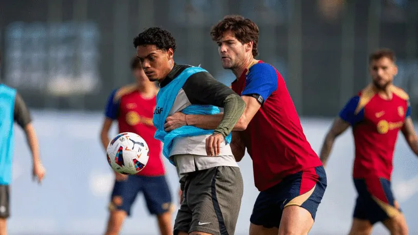 João Mendes, filho de Ronaldinho Gaúcho, tenta se livrar da marcação de Marcos Alonso durante treino com o elenco principal do Barcelona.