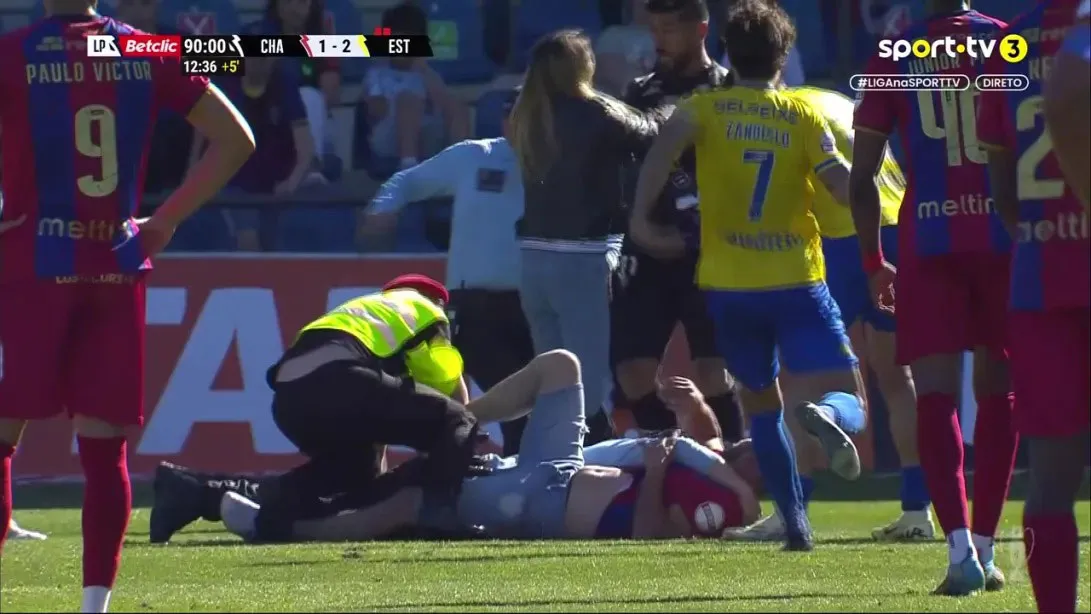 Imagem da transmissão ao vivo da partida mostra o momento da agressão ao goleiro Marcelo Carné, do Estoril.