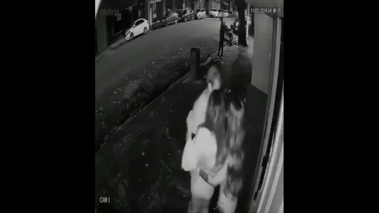 No vídeo, é possível perceber o momento que o sócio dá um tapa na bunda da jovem.