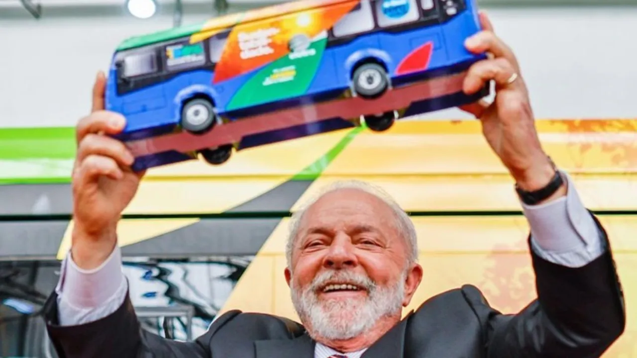 Presidente Lula faz demonstração com uma miniatura de um ônibus elétrico