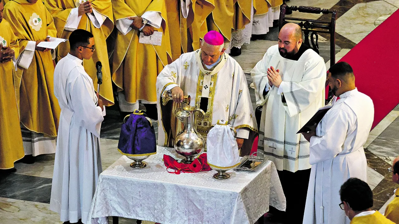 Pela manhã o Arcebispo Dom Alberto Taveira celebrou a missa da Crisma ou dos Santos Óleos