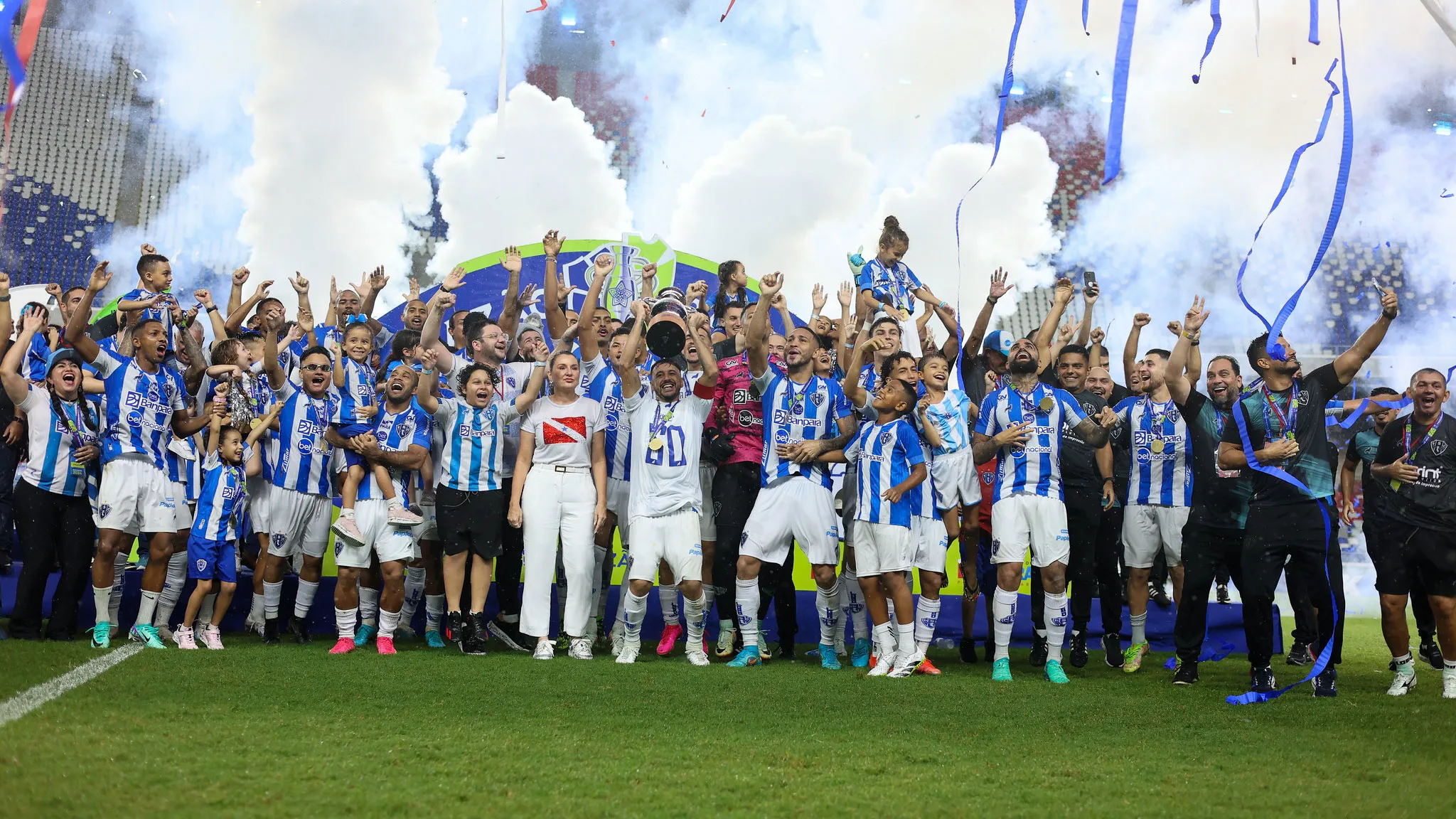 O capitão Robinho, em meio ao elenco bicolor, ergue a taça do 50º título estadual do Paysandu.