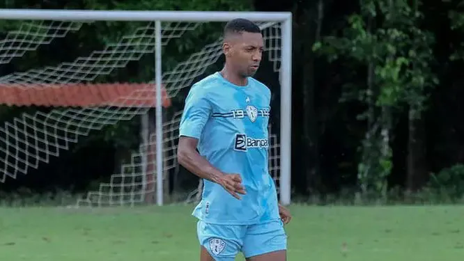 Jean Dias atuou "no sacrifício" na estreia do Paysandu na Série B 2024, contra o Santos, no último passado (20).