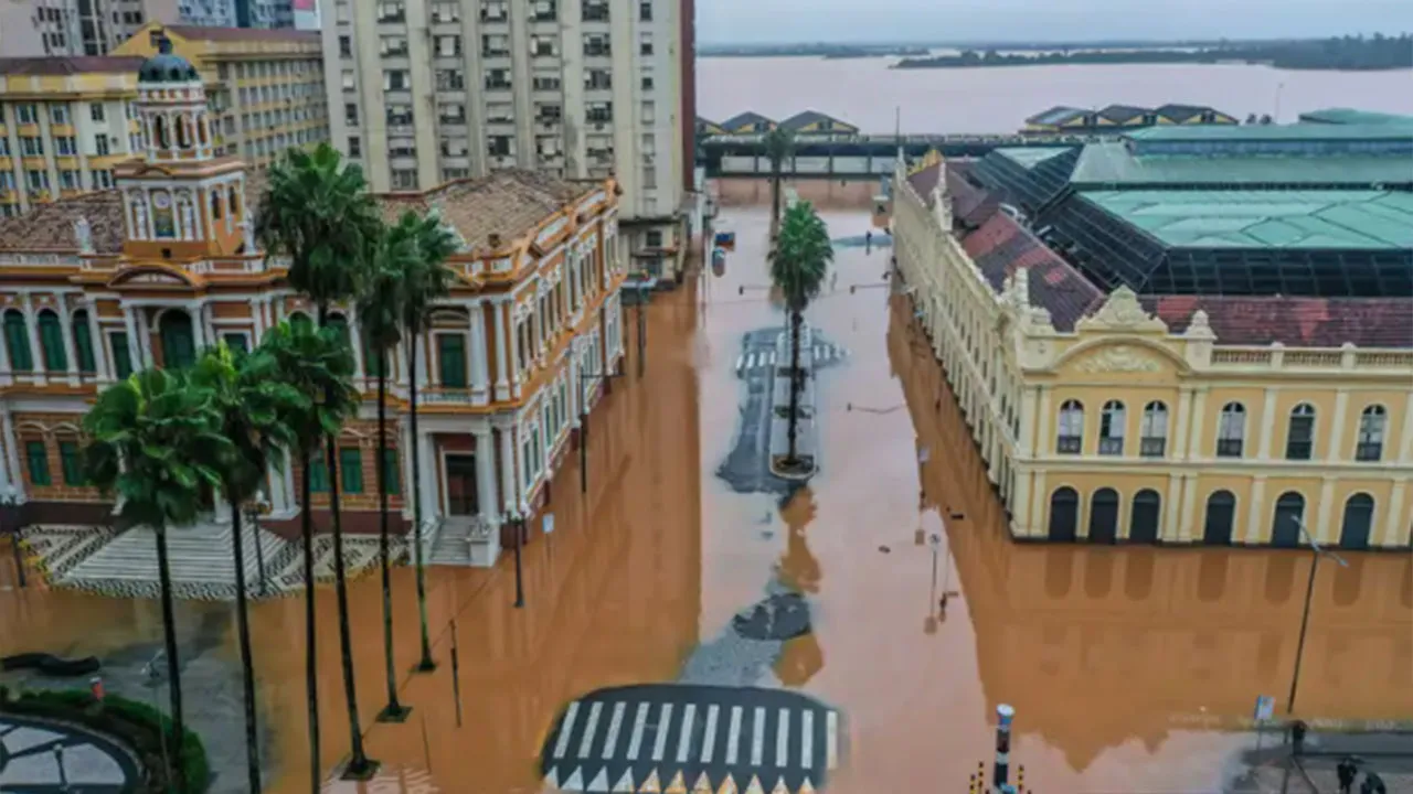 Prefeitura de Porto Alegre a esquerda e o Mercado Municipal a direita, alagados, após chuva intensa.