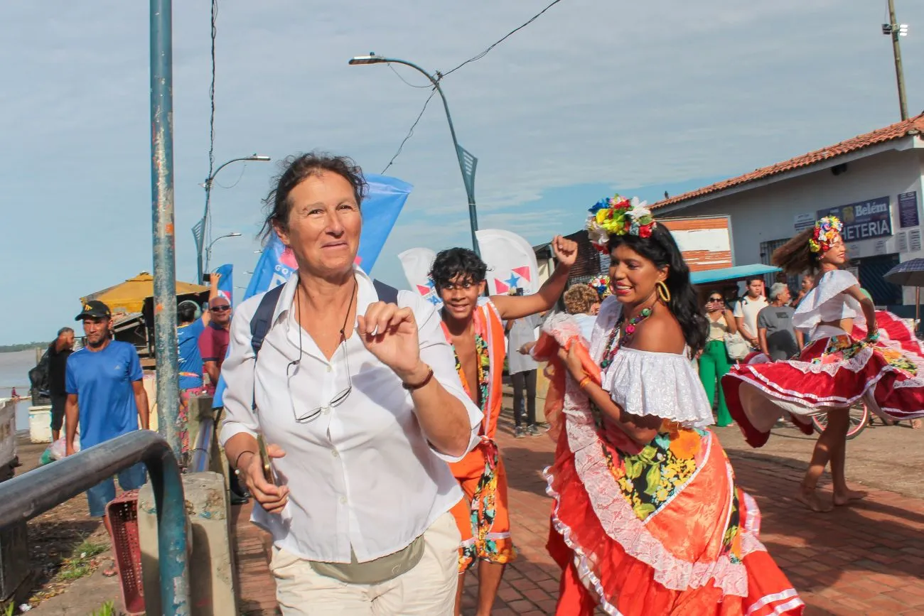 Turista de cruzeiro sendo recebida por dançarinos de carimbó ao desembarcar em Belém
