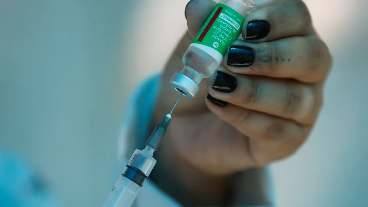 A vacina parou de ser distribuída no Brasil, em que é produzida pela Fiocruz, em 2022