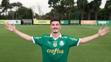 Rômulo comemora boa fase com a camisa do Palmeiras