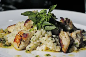 Projeto oferece um guia sobre as delícias de Belém.
Festival Estrela Azul 2019. Decanter Enotec. Entrada: Harumaki de primeira com queijo de búfala. Principal: risoto caseiro de filhote com manteiga de castanha do Pará. Sobremesa: banana no mel  com sorvete de tapioca.