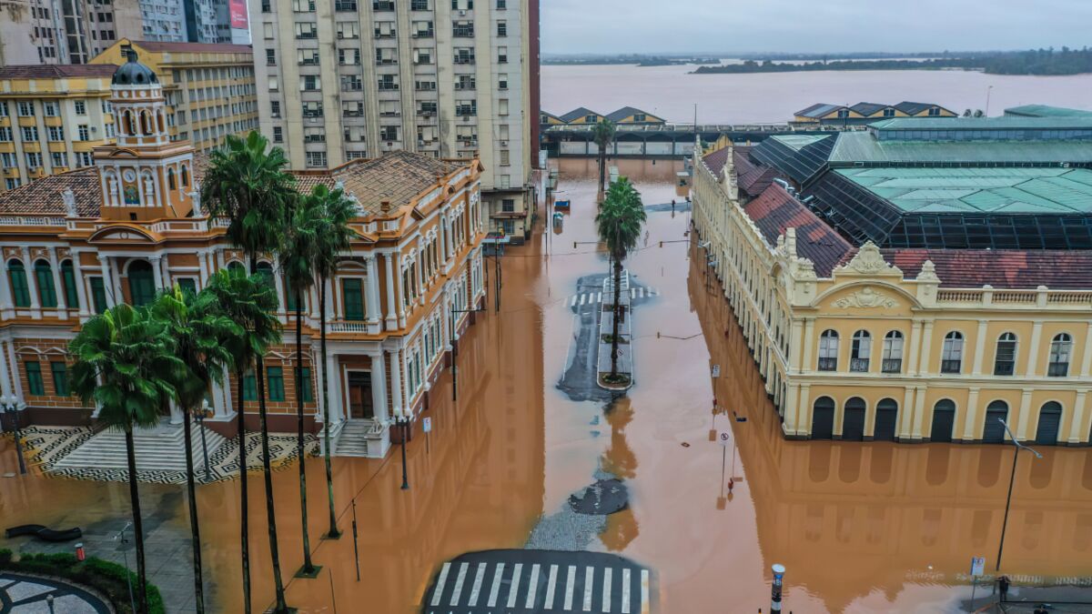 Centro de Porto Alegre fica sem água e energia na inundação